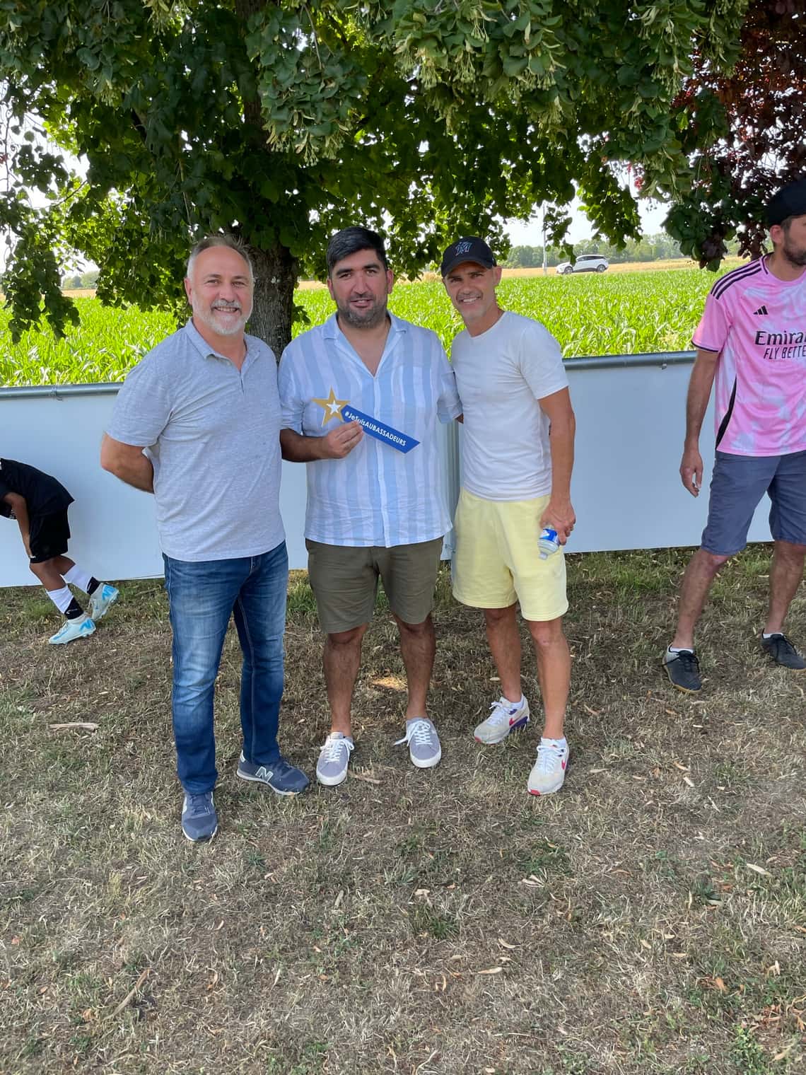 Benjamin Nivet aux côtés des jeunes footballeurs de Payns.