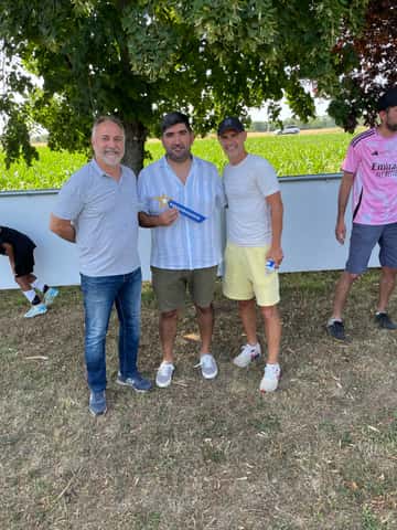 Benjamin Nivet aux côtés des jeunes footballeurs de Payns.