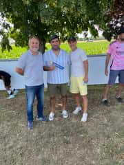 Benjamin Nivet aux côtés des jeunes footballeurs de Payns.