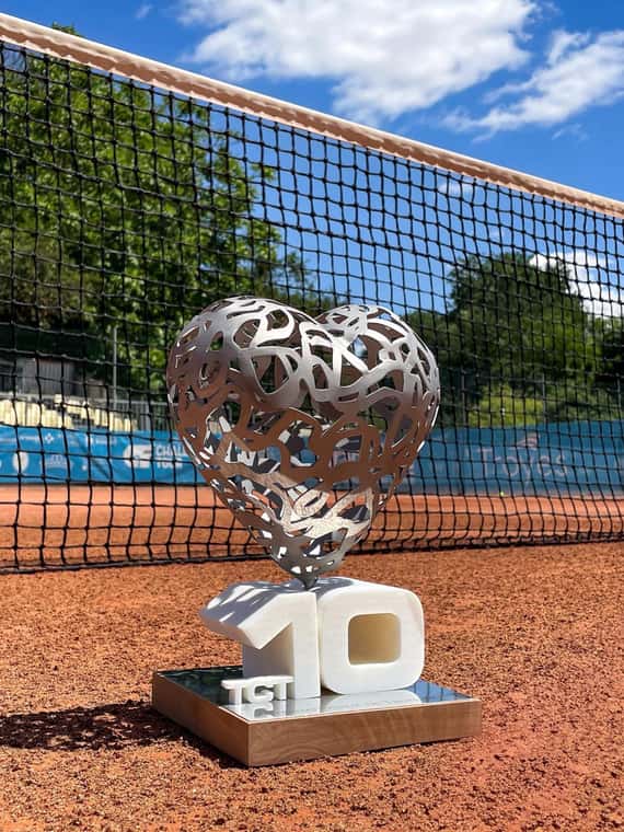 Magnifique Trophée du tournoi international de tennis de Troyes.