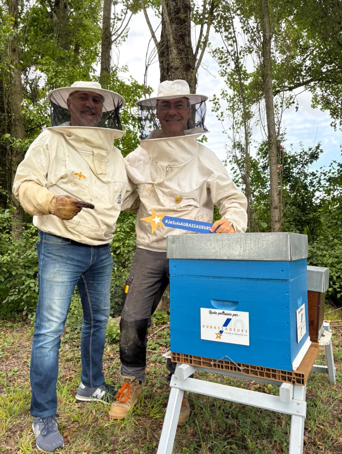 Notre communauté a maintenant ses ruches .... et son miel !