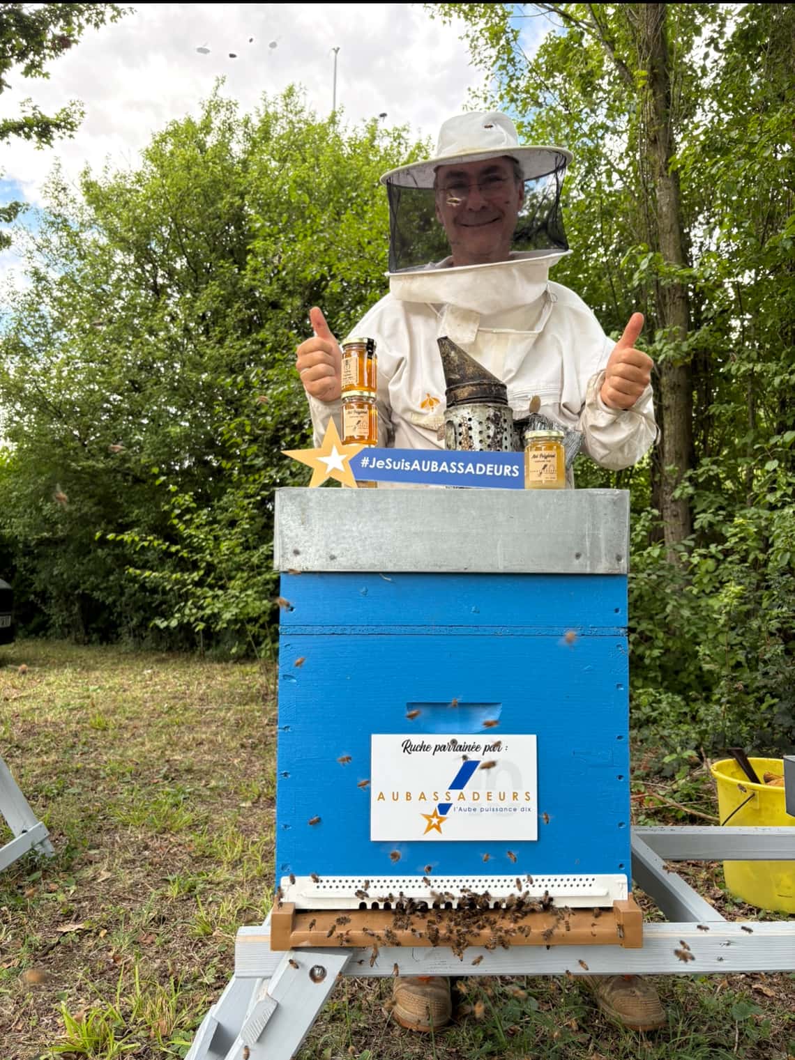 Notre communauté a maintenant ses ruches .... et son miel !