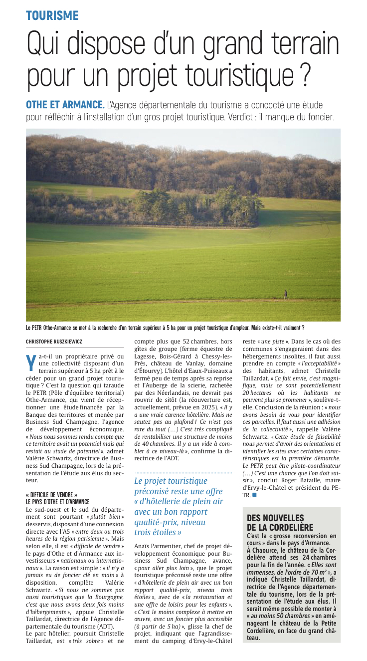 Qui dispose d’un grand terrain pour un projet touristique .