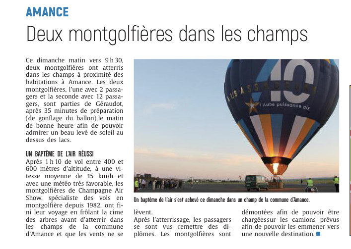 Deux montgolfières dans les champs.